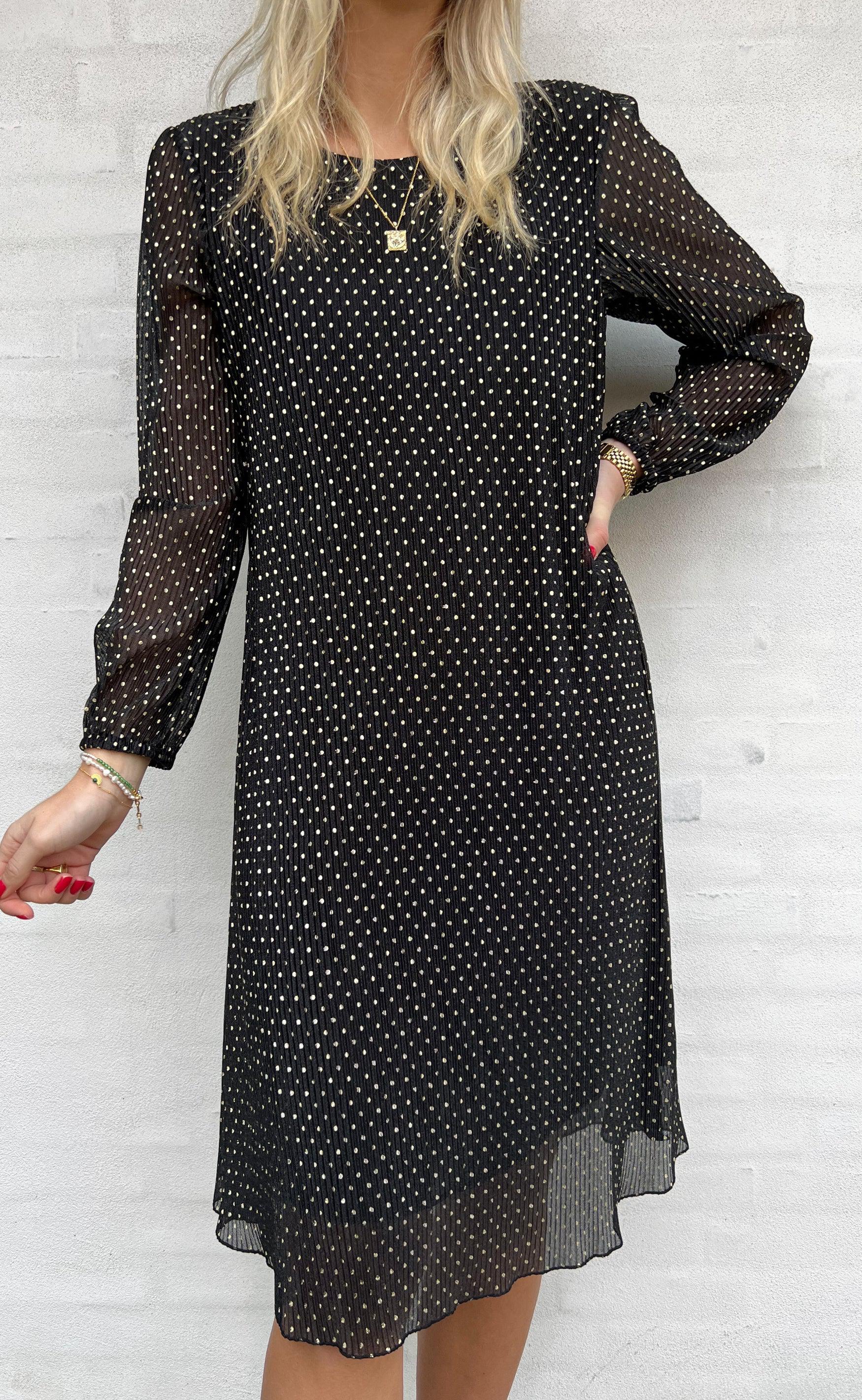 Say INA Copenhagen Kjole - Victoria Plisse - Black W. Gold Dots