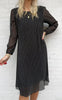 Say INA Copenhagen Kjole - Victoria Plisse - Black W. Gold Dots