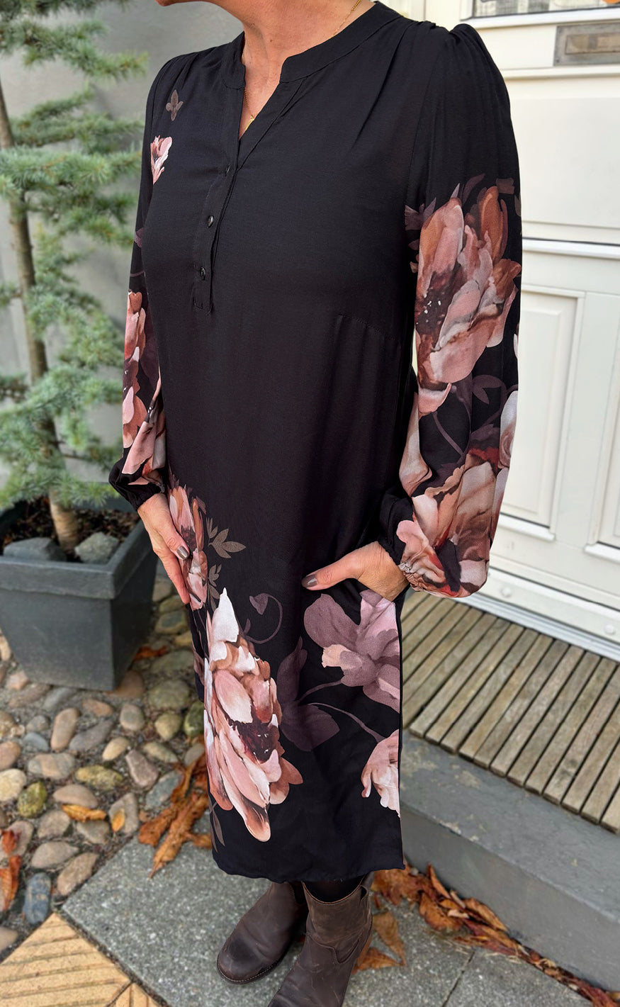 Say INA Copenhagen Kjole - Vivia - Black W. Rose Flowers
