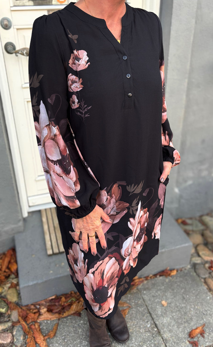 Say INA Copenhagen Kjole - Vivia - Black W. Rose Flowers