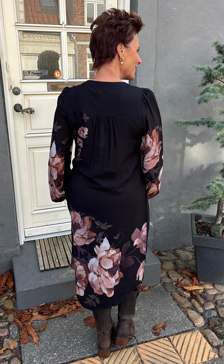 Say INA Copenhagen Kjole - Vivia - Black W. Rose Flowers