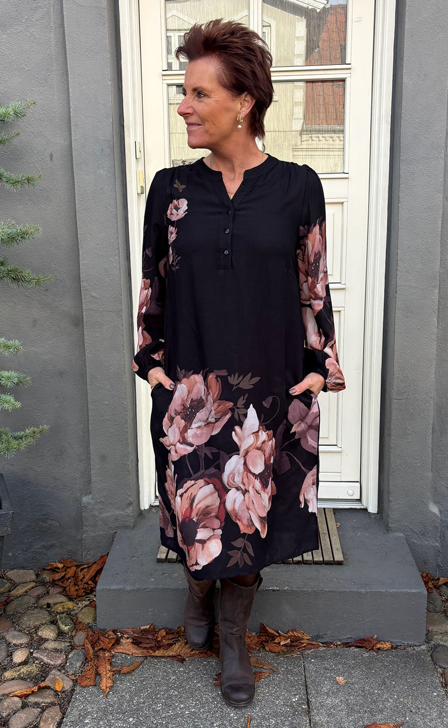 Say INA Copenhagen Kjole - Vivia - Black W. Rose Flowers