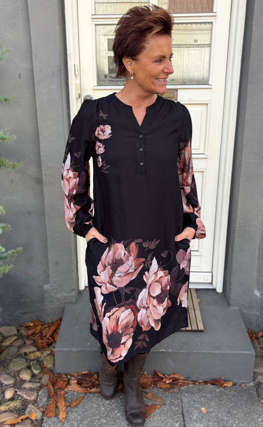 Say INA Copenhagen Kjole - Vivia - Black W. Rose Flowers