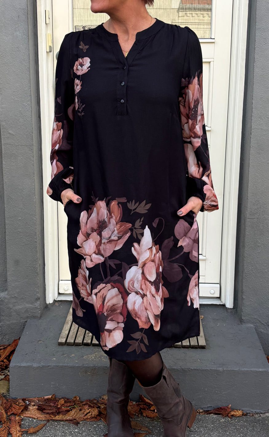 Say INA Copenhagen Kjole - Vivia - Black W. Rose Flowers