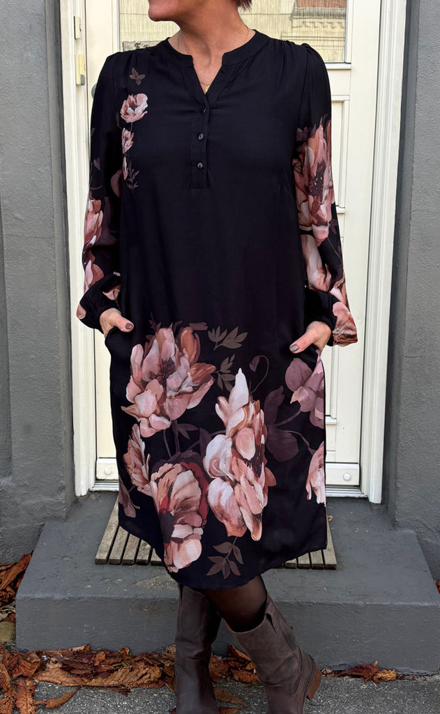 Say INA Copenhagen Kjole - Vivia - Black W. Rose Flowers