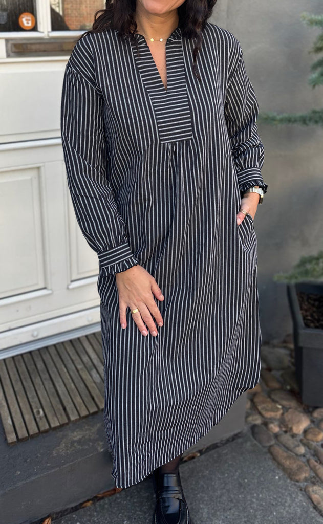 Say INA Copenhagen Kjole - Winnie LS - Black Striped