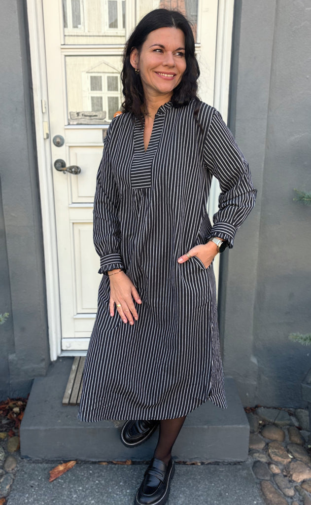 Say INA Copenhagen Kjole - Winnie LS - Black Striped