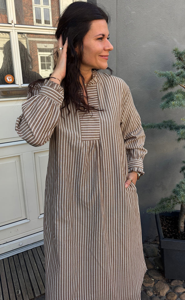 Say INA Copenhagen Kjole - Winnie LS - Brown Striped