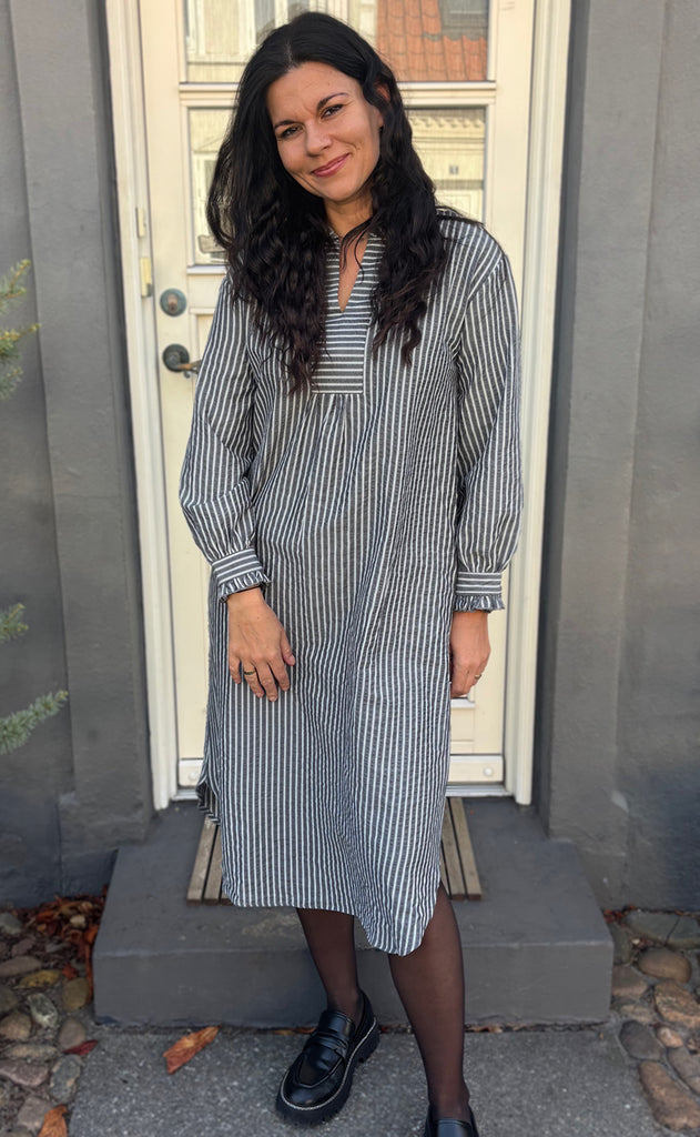 Say INA Copenhagen Kjole - Winnie LS - Grey Striped