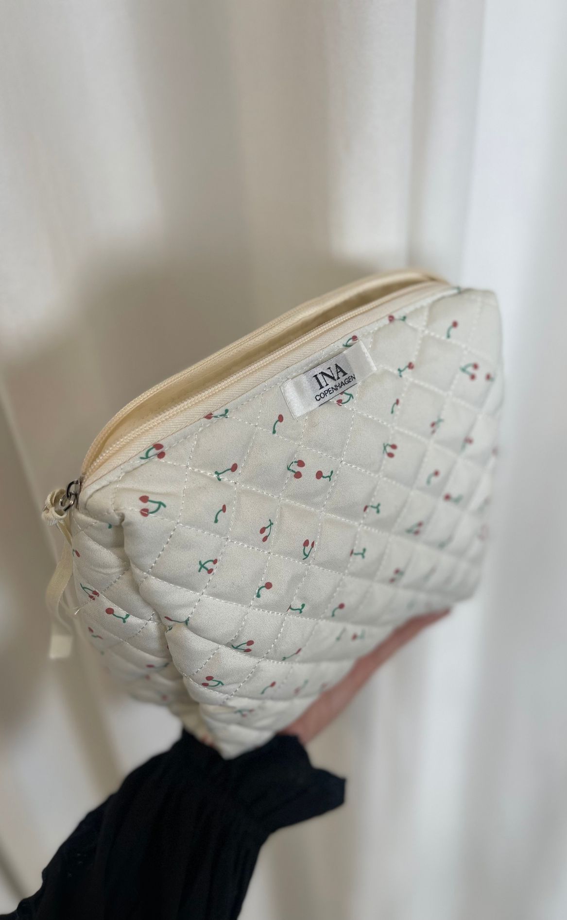 Say INA Copenhagen Makeup Taske - Sandra - Cherry