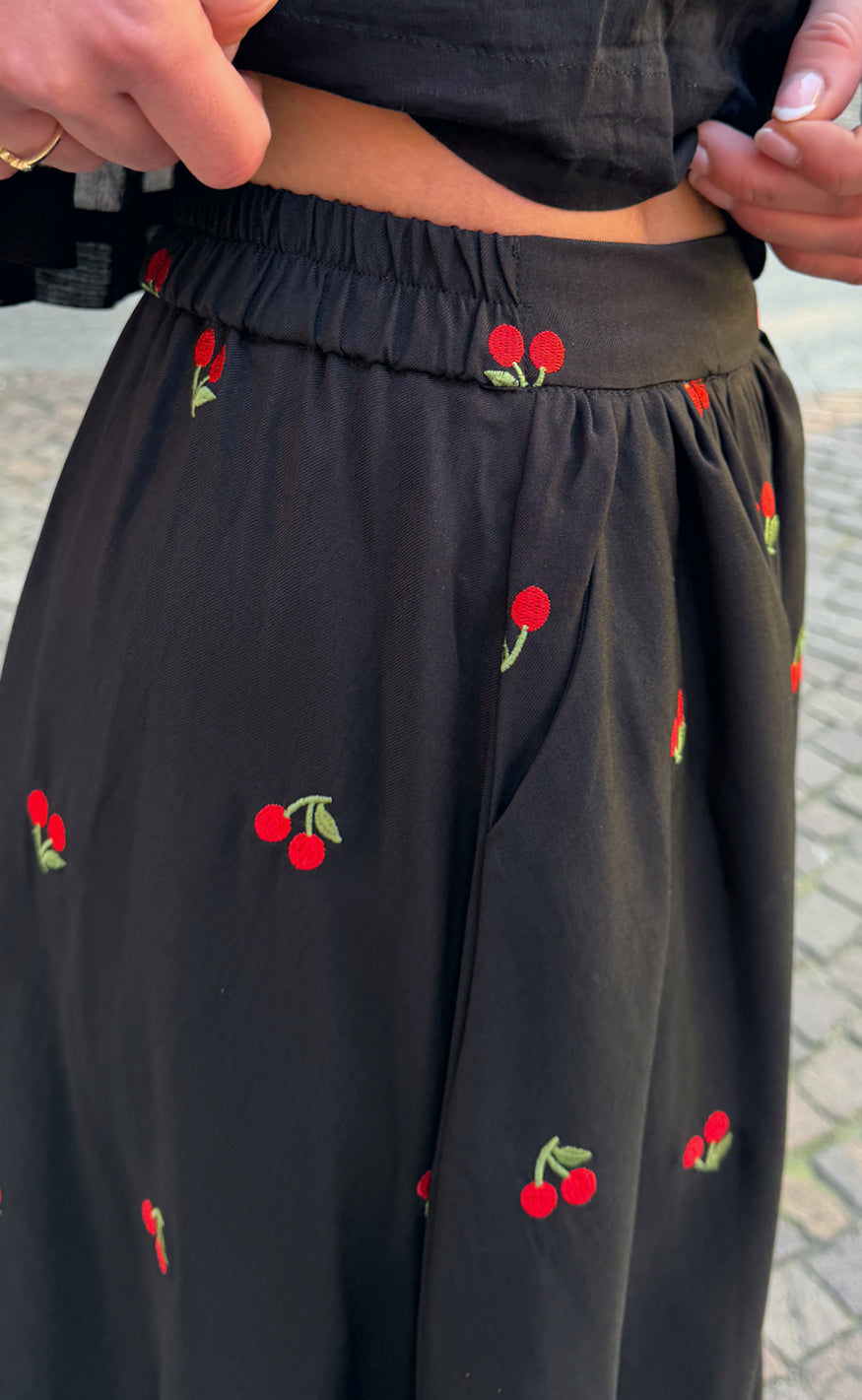 Say INA Copenhagen Nederdel - Lucia - Black W. Cherries