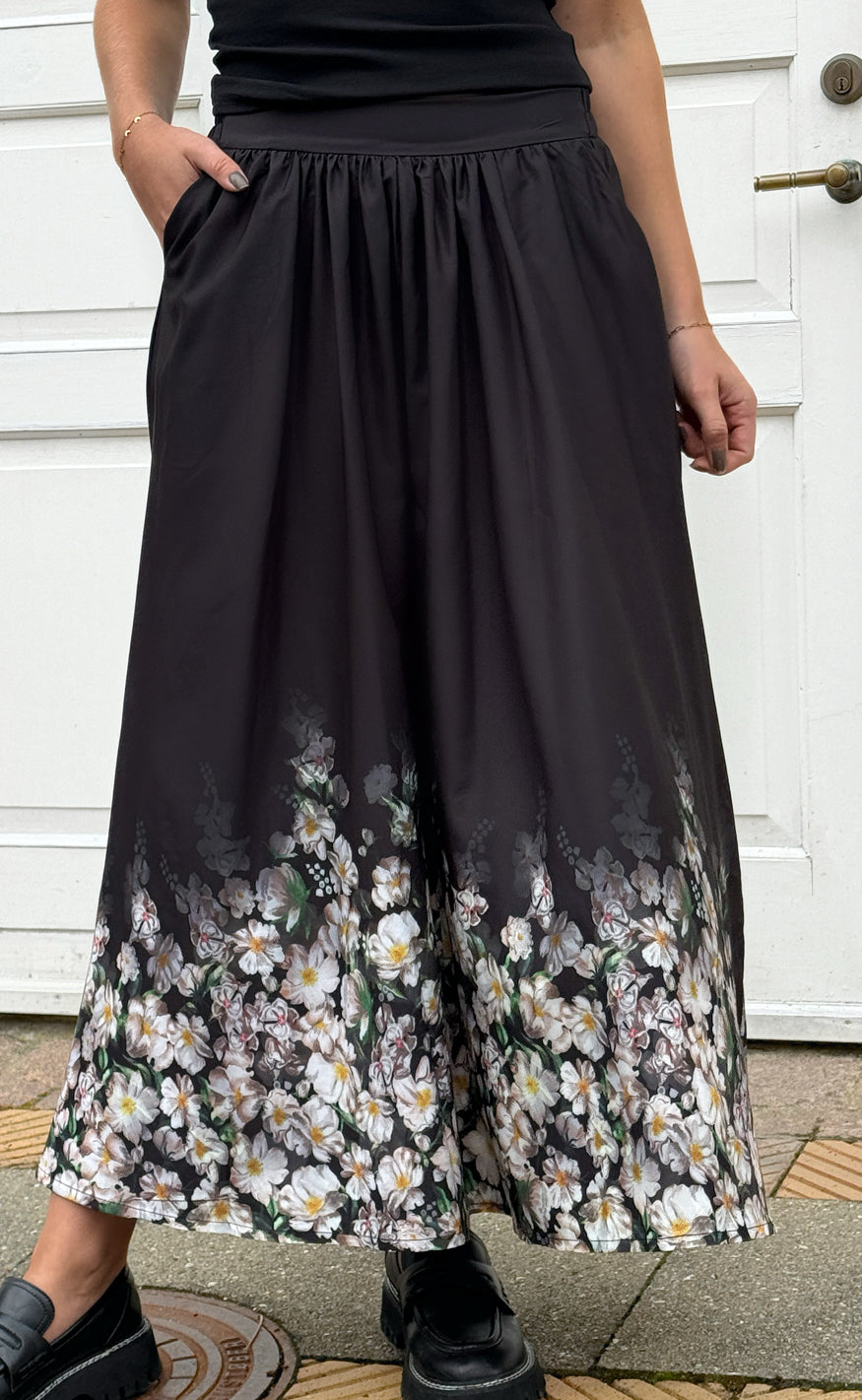 Say INA Copenhagen Nederdel - Lucia - Black W. Flowers