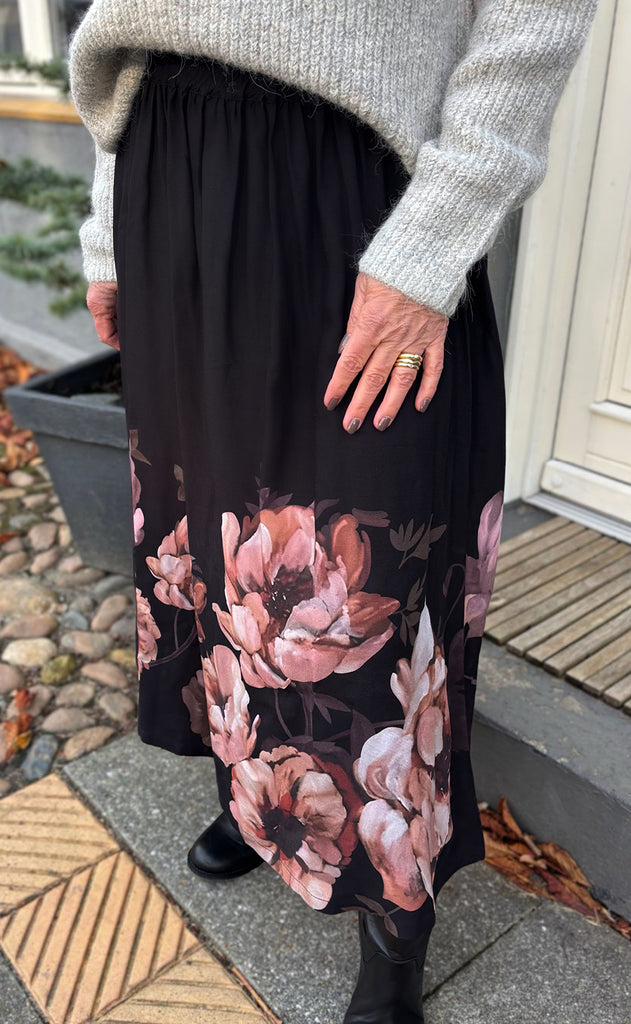 Say INA Copenhagen Nederdel - Vivia - Black W. Rose Flowers