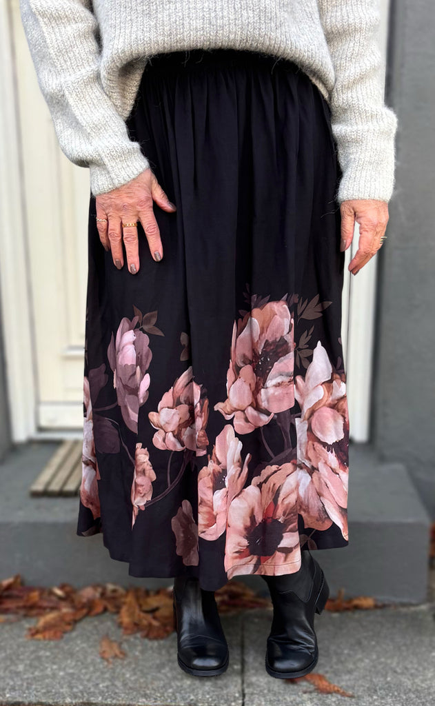 Say INA Copenhagen Nederdel - Vivia - Black W. Rose Flowers