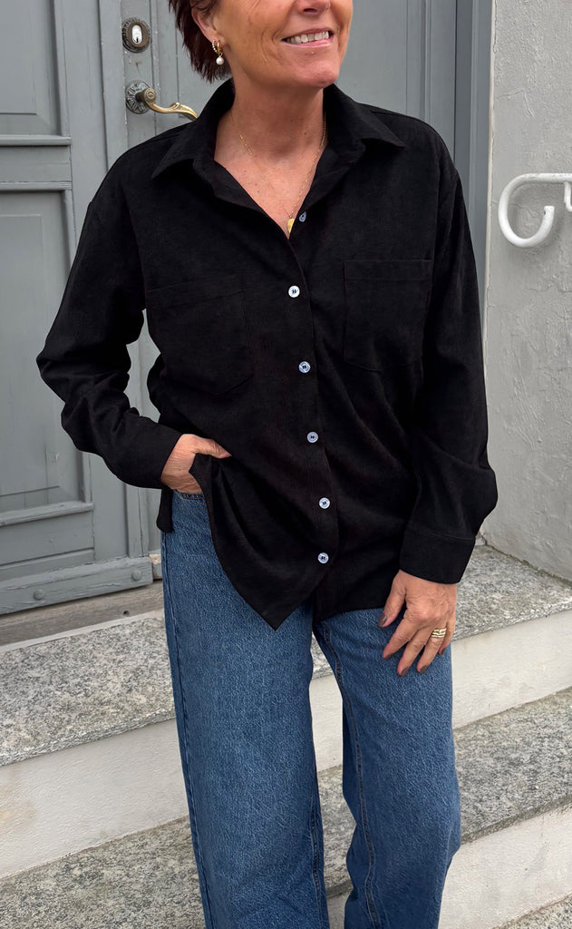 Say INA Copenhagen Skjorte - Carina - Black Corduroy