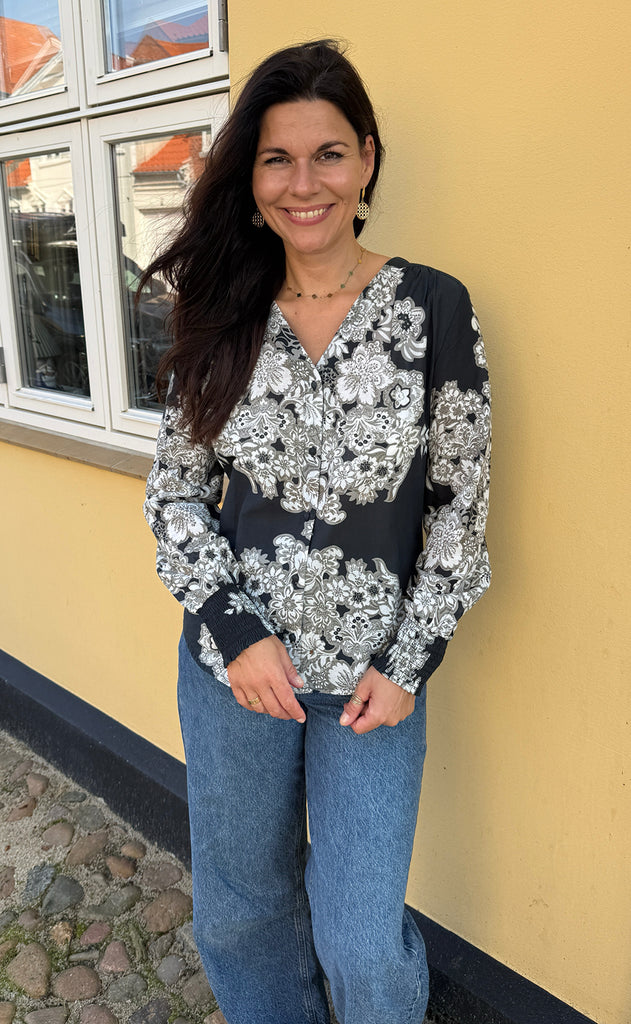 Say INA Copenhagen Skjorte - Hanna - Black W. Flowers