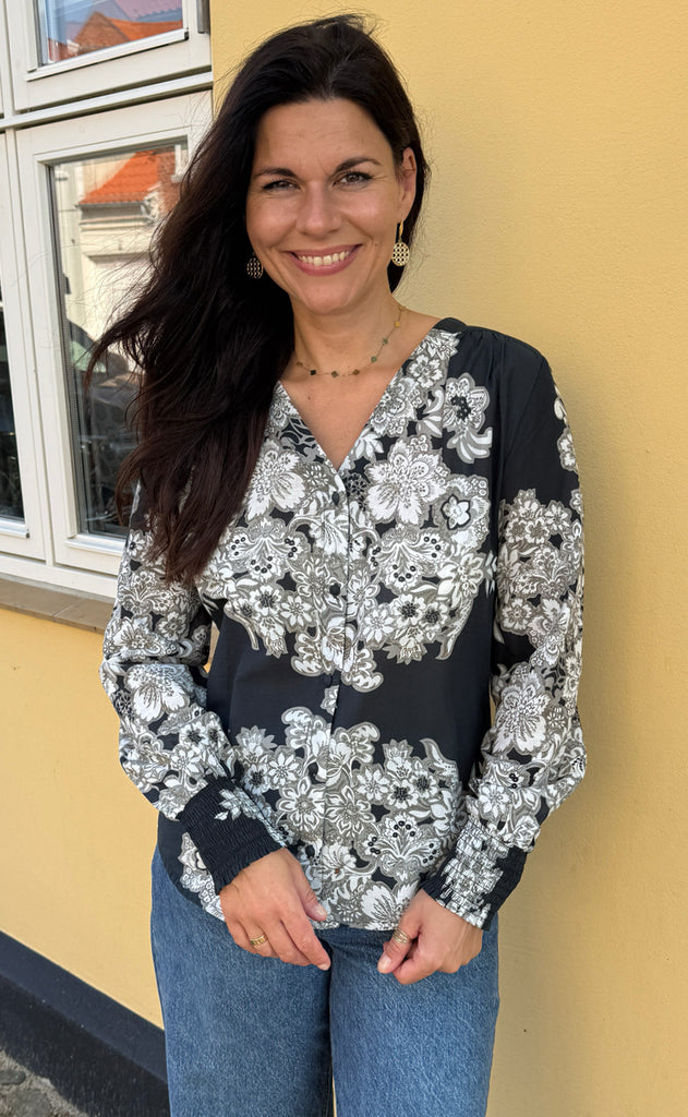 Say INA Copenhagen Skjorte - Hanna - Black W. Flowers