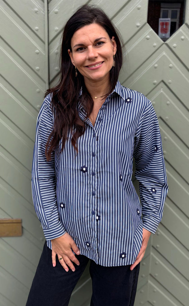 Say INA Copenhagen Skjorte - Katrina - Navy Blue Striped W. Embroidery Flower