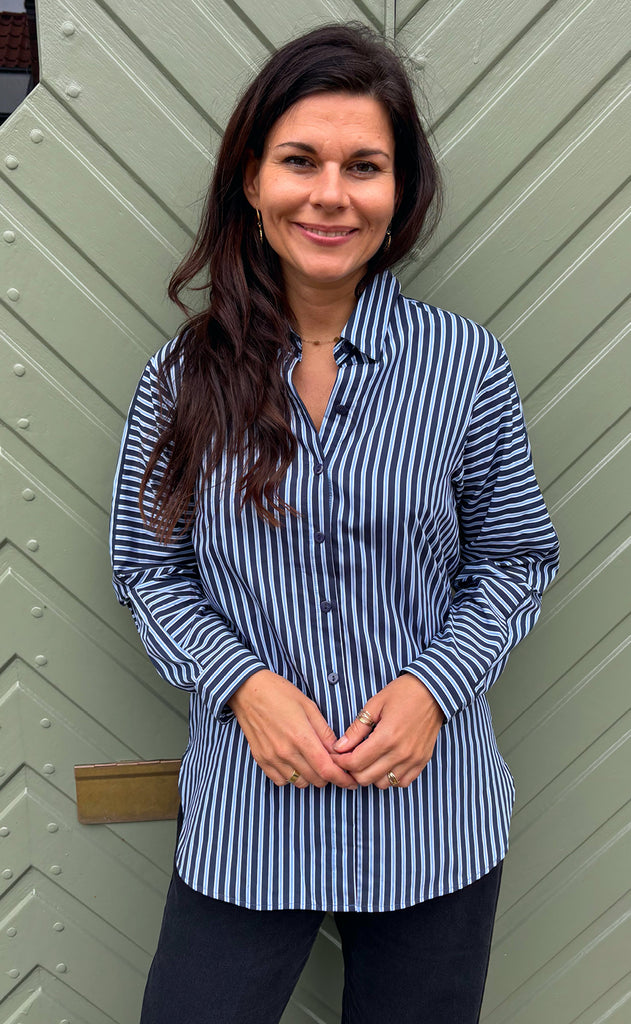 Say INA Copenhagen Skjorte - Katrina - Navy Blue Stripes