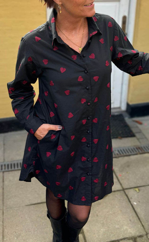 Say INA Copenhagen Skjortekjole - Katrina - Black W. Red Hearts