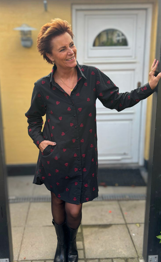 Say INA Copenhagen Skjortekjole - Katrina - Black W. Red Hearts