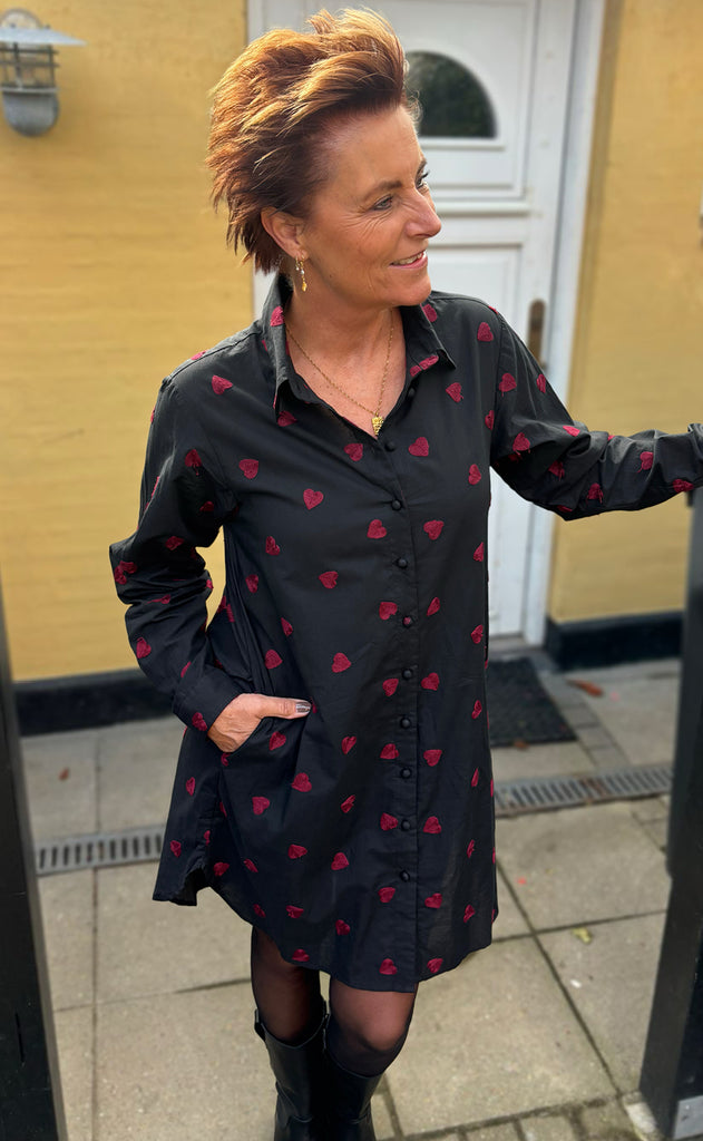 Say INA Copenhagen Skjortekjole - Katrina - Black W. Red Hearts