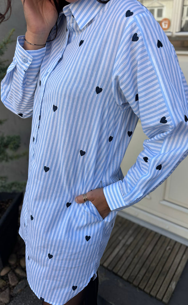 Say INA Copenhagen Skjortekjole - Katrina - Blue Striped W. Embroidery Hearts