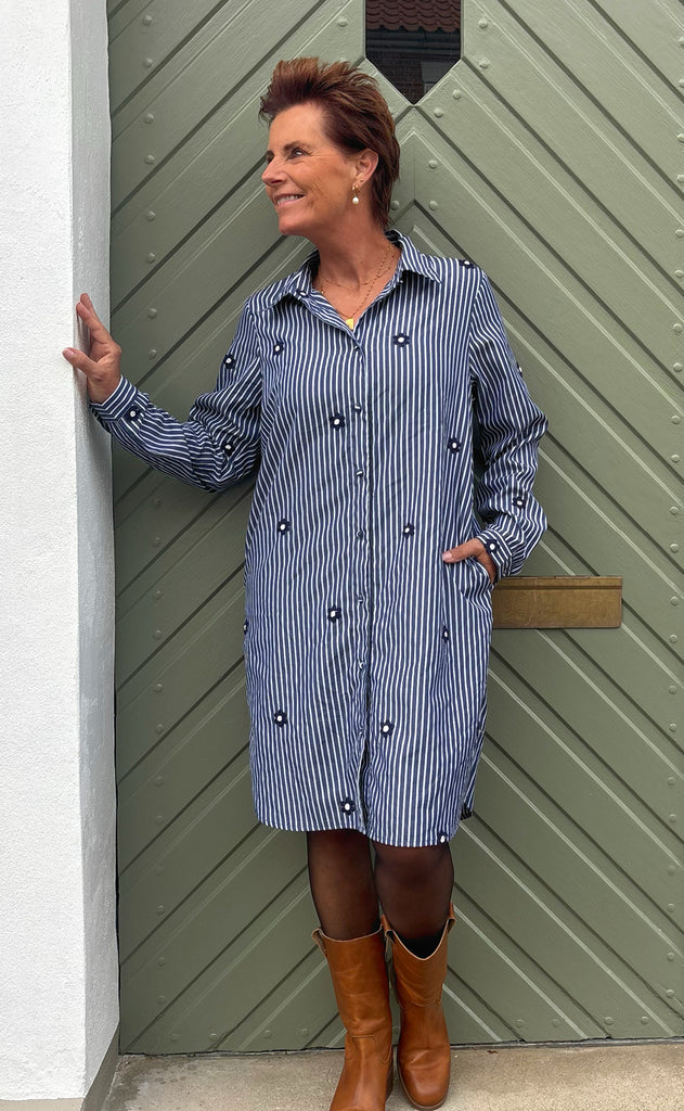 Say INA Copenhagen Skjortekjole - Katrina - Navy Blue Striped W. Embroidery Flower