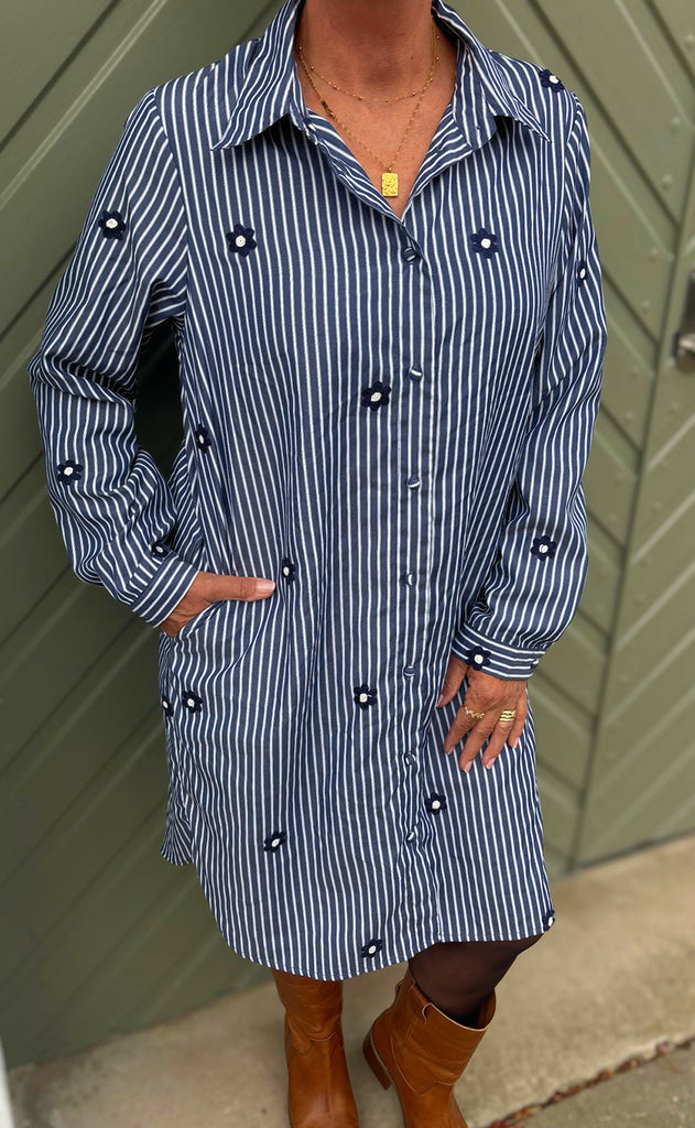Say INA Copenhagen Skjortekjole - Katrina - Navy Blue Striped W. Embroidery Flower