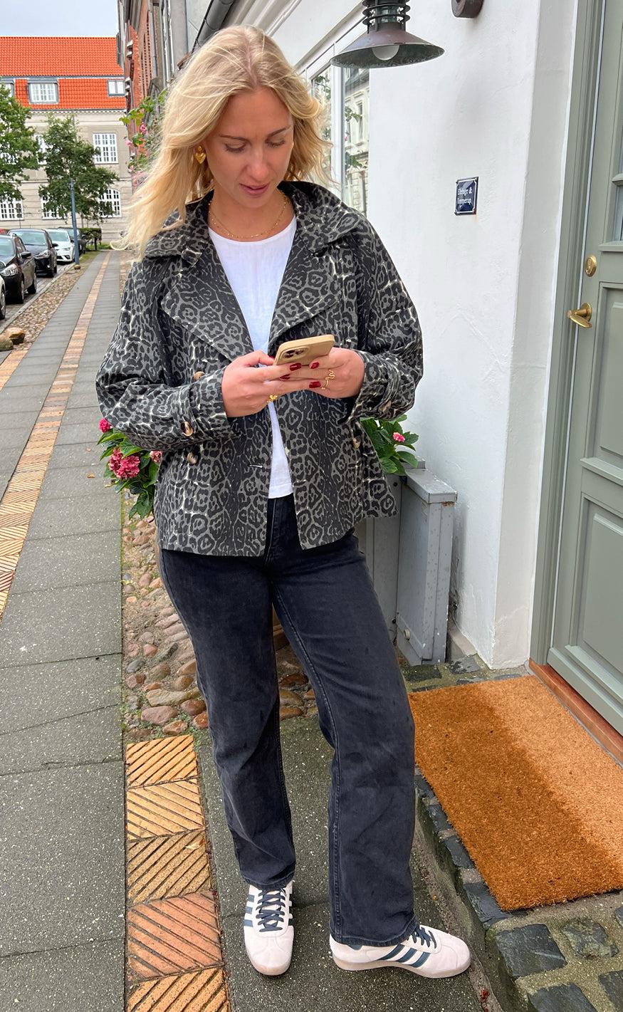 Say INA Copenhagen Trenchcoat / Jakke - Sally - Grey Leopard