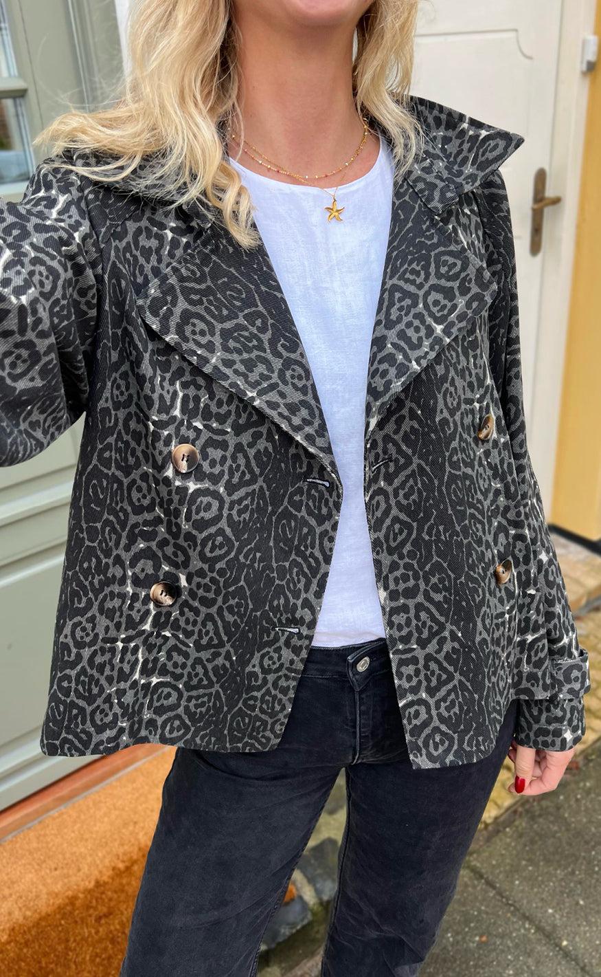 Say INA Copenhagen Trenchcoat / Jakke - Sally - Grey Leopard