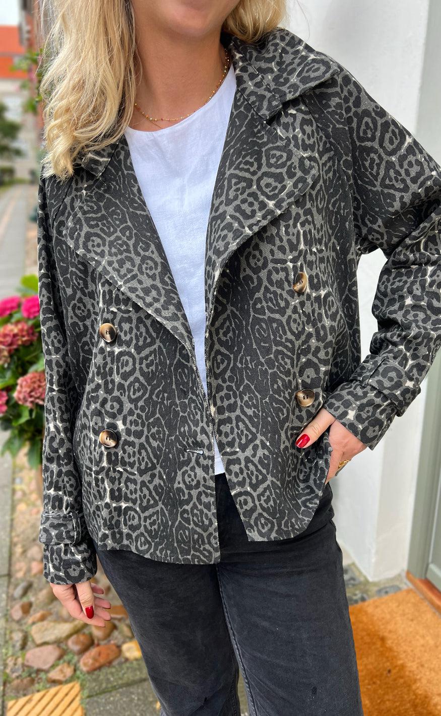 Say INA Copenhagen Trenchcoat / Jakke - Sally - Grey Leopard