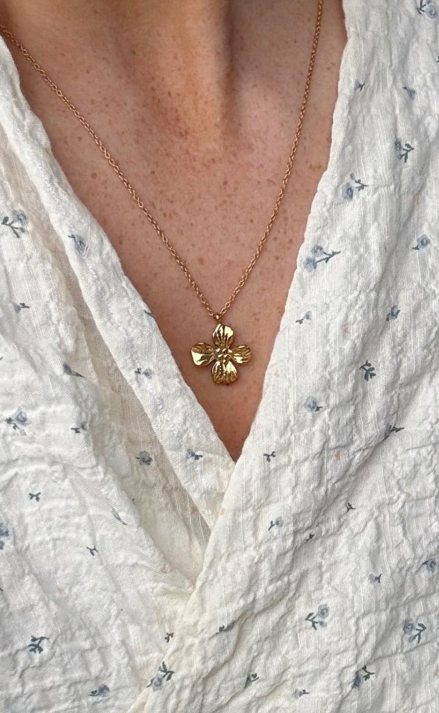 Smykkeli Copenhagen Halskæde - Textured Flower - Gold Colour