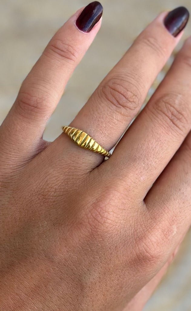 Smykkeli Copenhagen Ring - Twisted Crossaint Small - Golden Colour