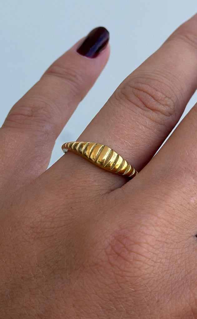 Smykkeli Copenhagen Ring - Twisted Crossaint Small - Golden Colour