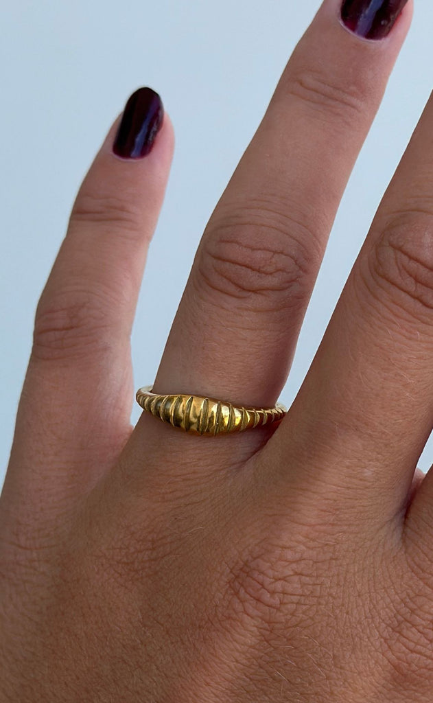 Smykkeli Copenhagen Ring - Twisted Crossaint Small - Golden Colour