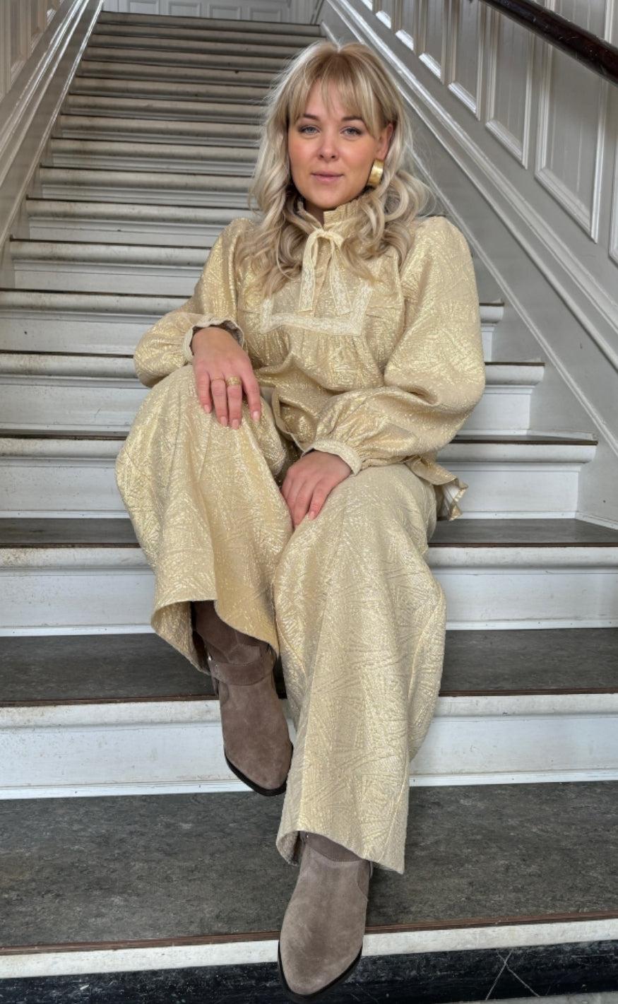 Stories From The Atelier Bukser - Thinking - Gold