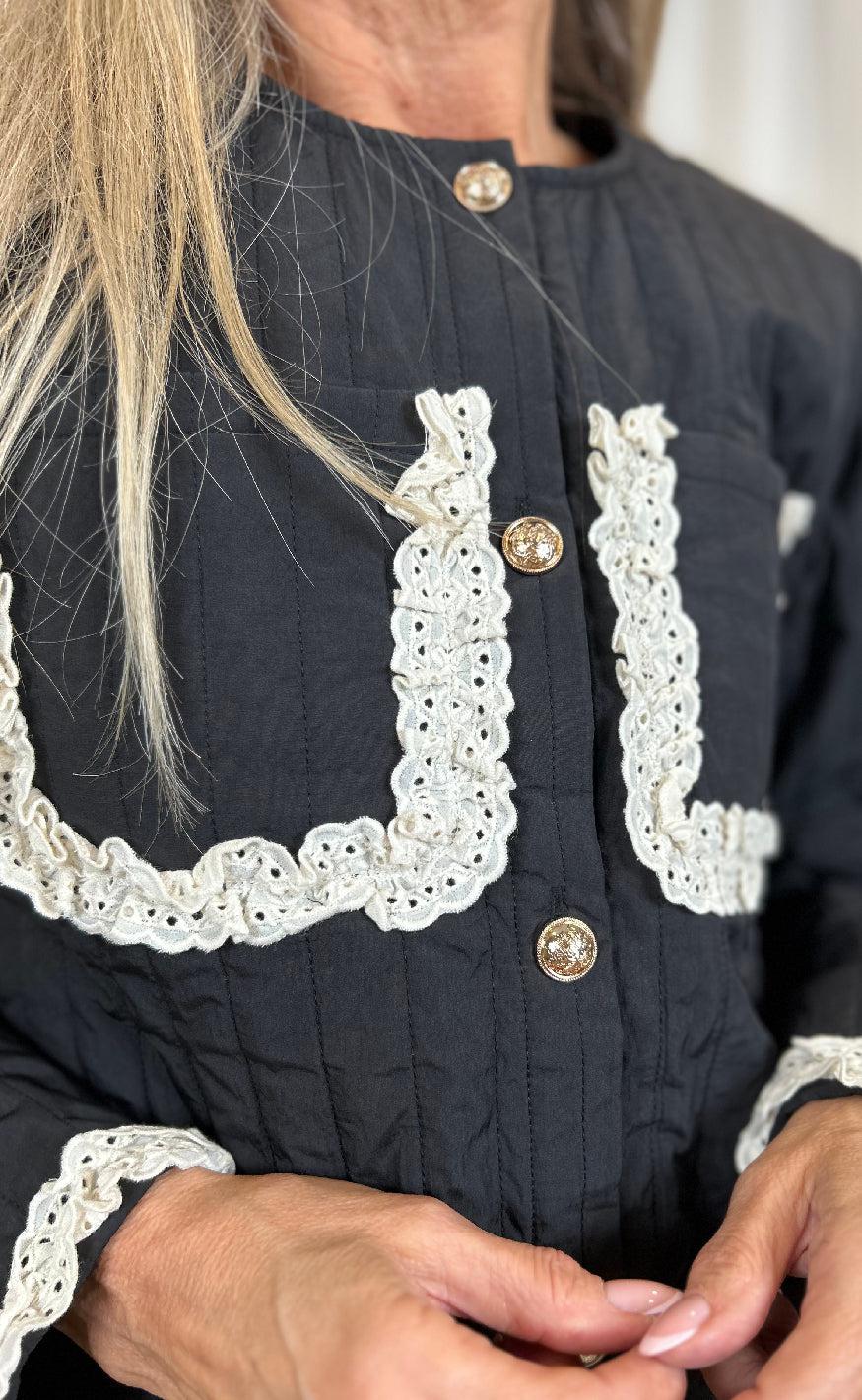 Stories From The Atelier Jakke - Move Me - Black