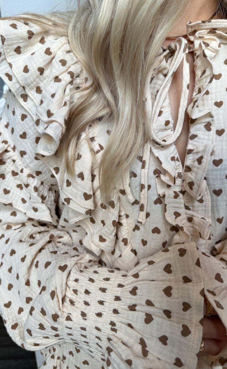 Stories From The Atelier Skjorte - Hearts Moments - Beige w. Brown Heart