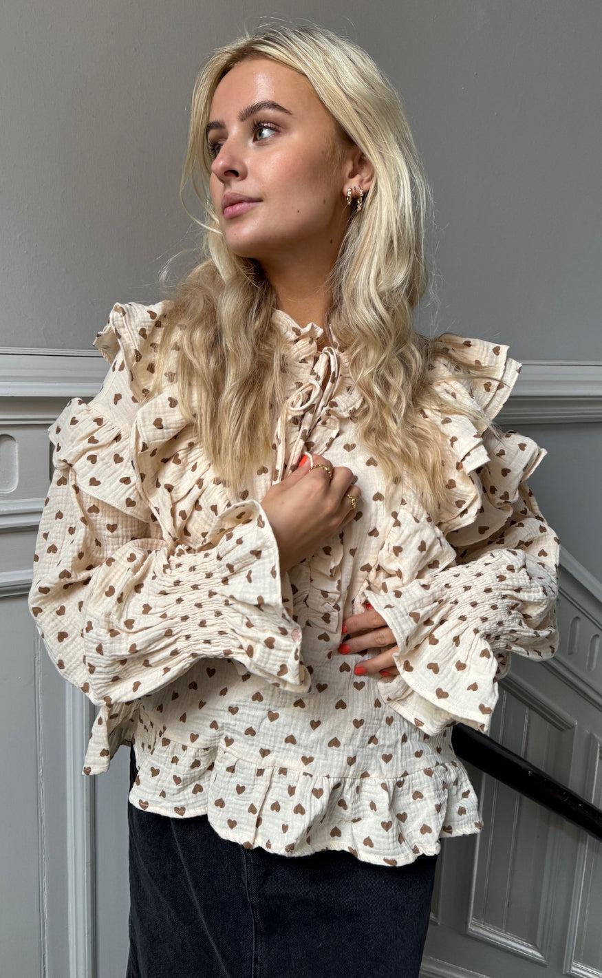 Stories From The Atelier Skjorte - Hearts Moments - Beige w. Brown Heart
