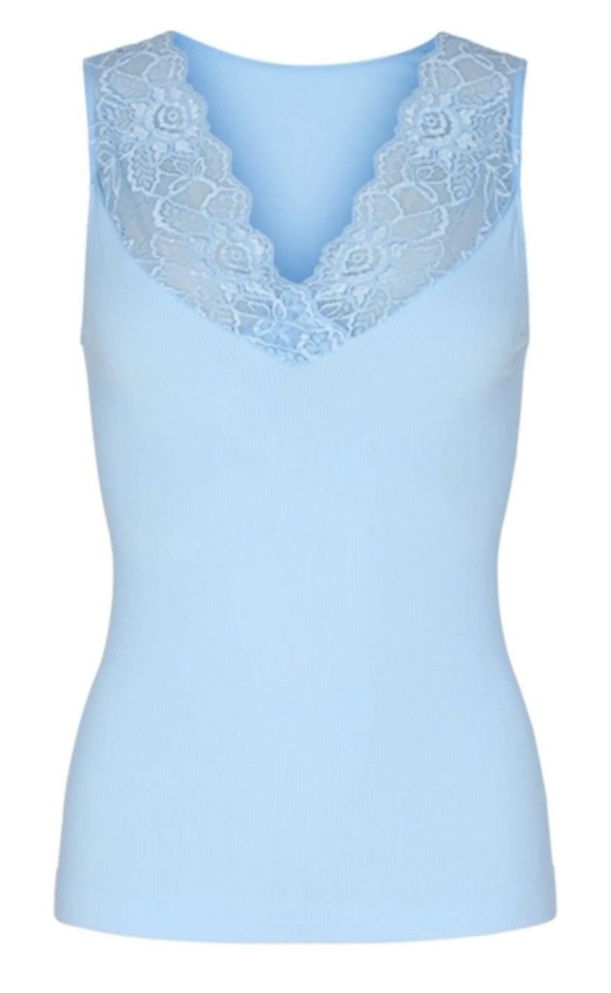 Tim & Simonsen Top - Belen V-Lace - Light blue (vendbar)