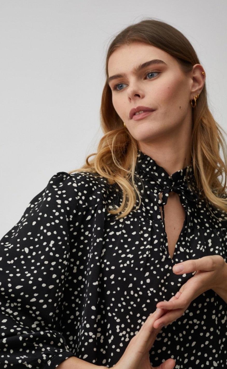 A-View Bluse - Jill - Black With White Dots