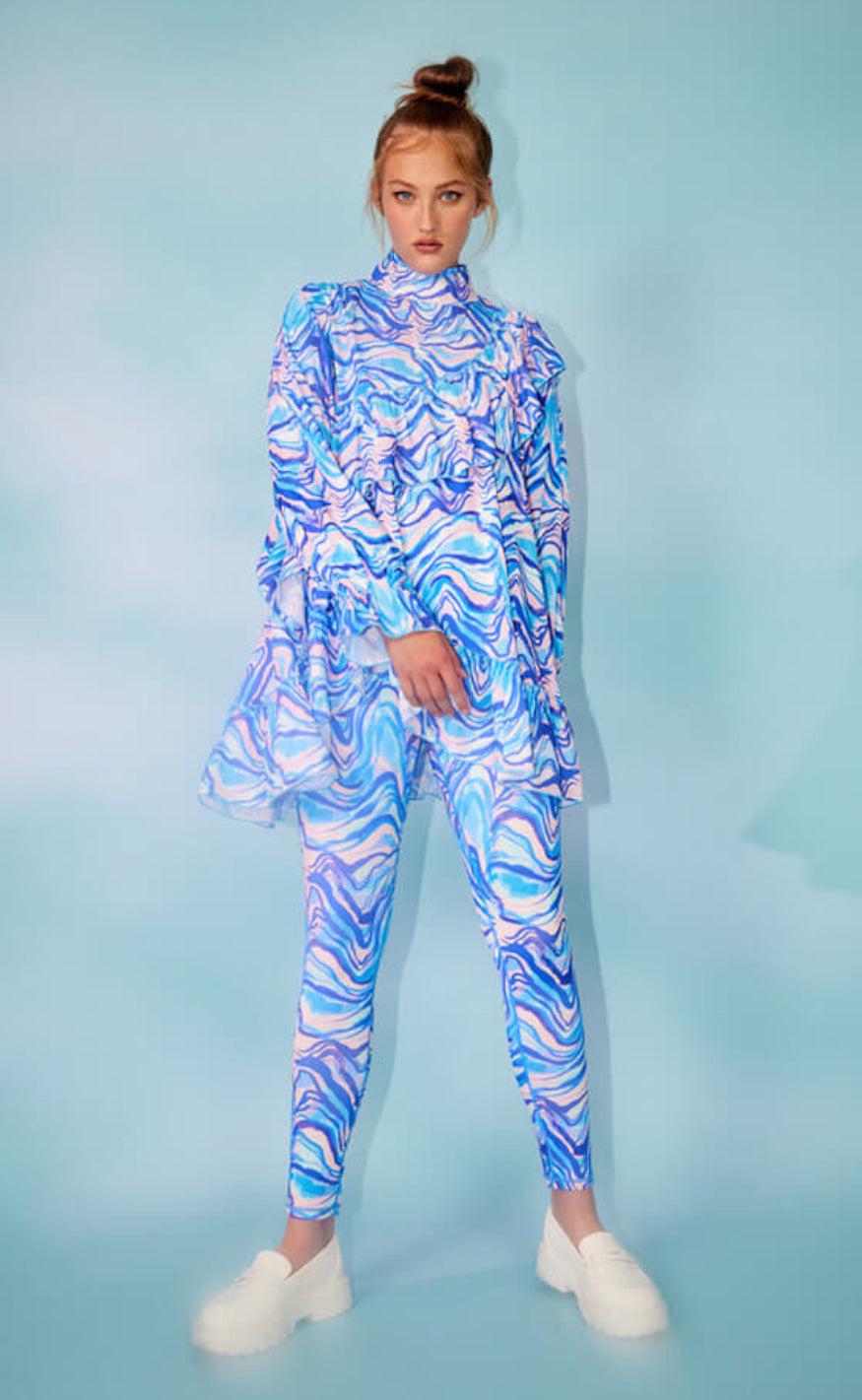 Hunkøn Bluse - Mabel Ruffle - Blue Swirl Art Print