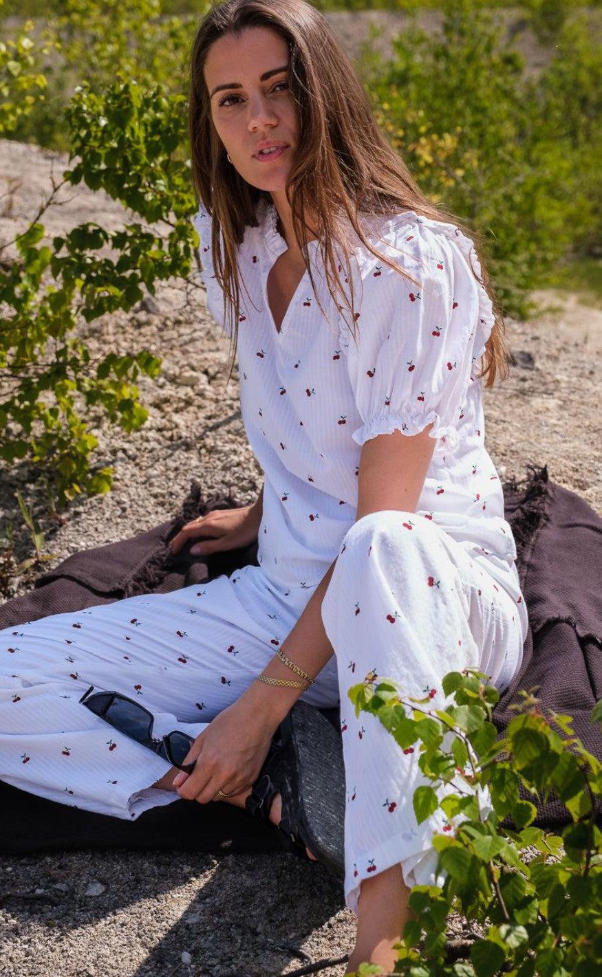 Neo Noir Bluse - Rosalie Cherry Print - White