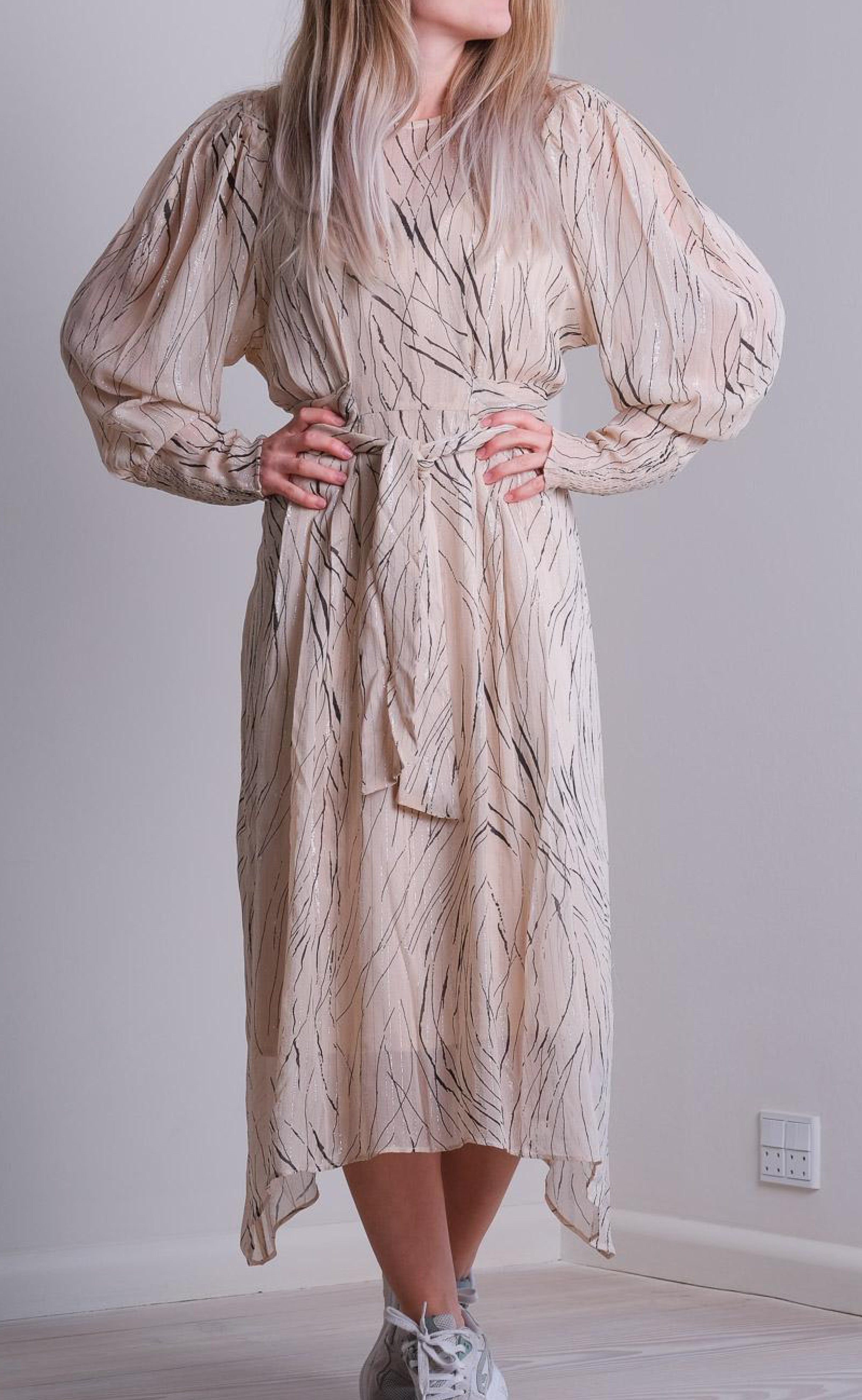 Neo Noir Kjole - Vivian Slim Graphic - Creme