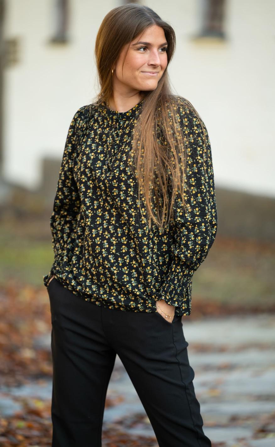 Noella Bluse - Ava - Black/Yellow Flowers
