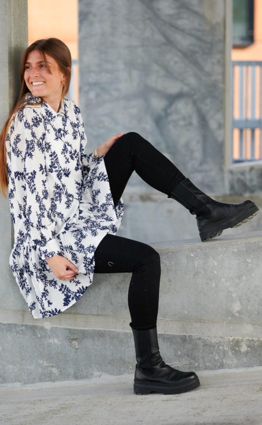 Noella Kjole - Frilla - White/Navy Embrodery