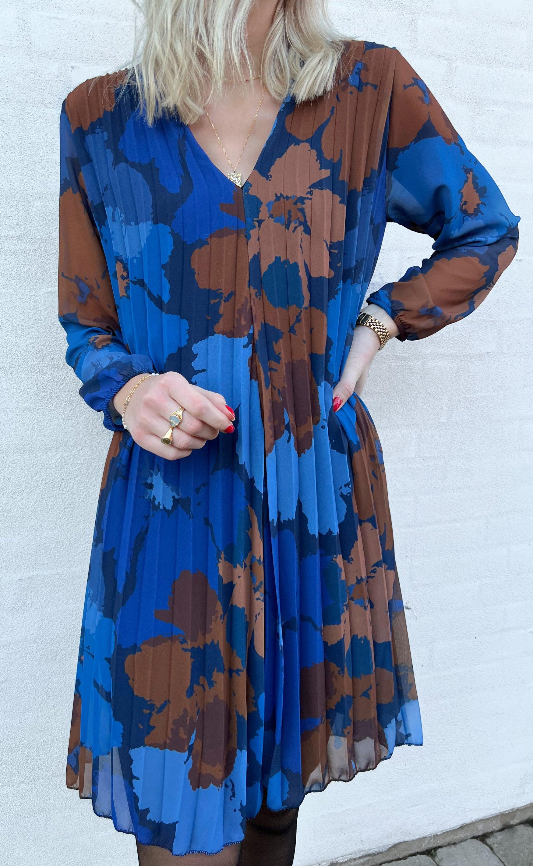 Say INA Copenhagen Kjole - Alba Plisse - Blue/Brown Flower