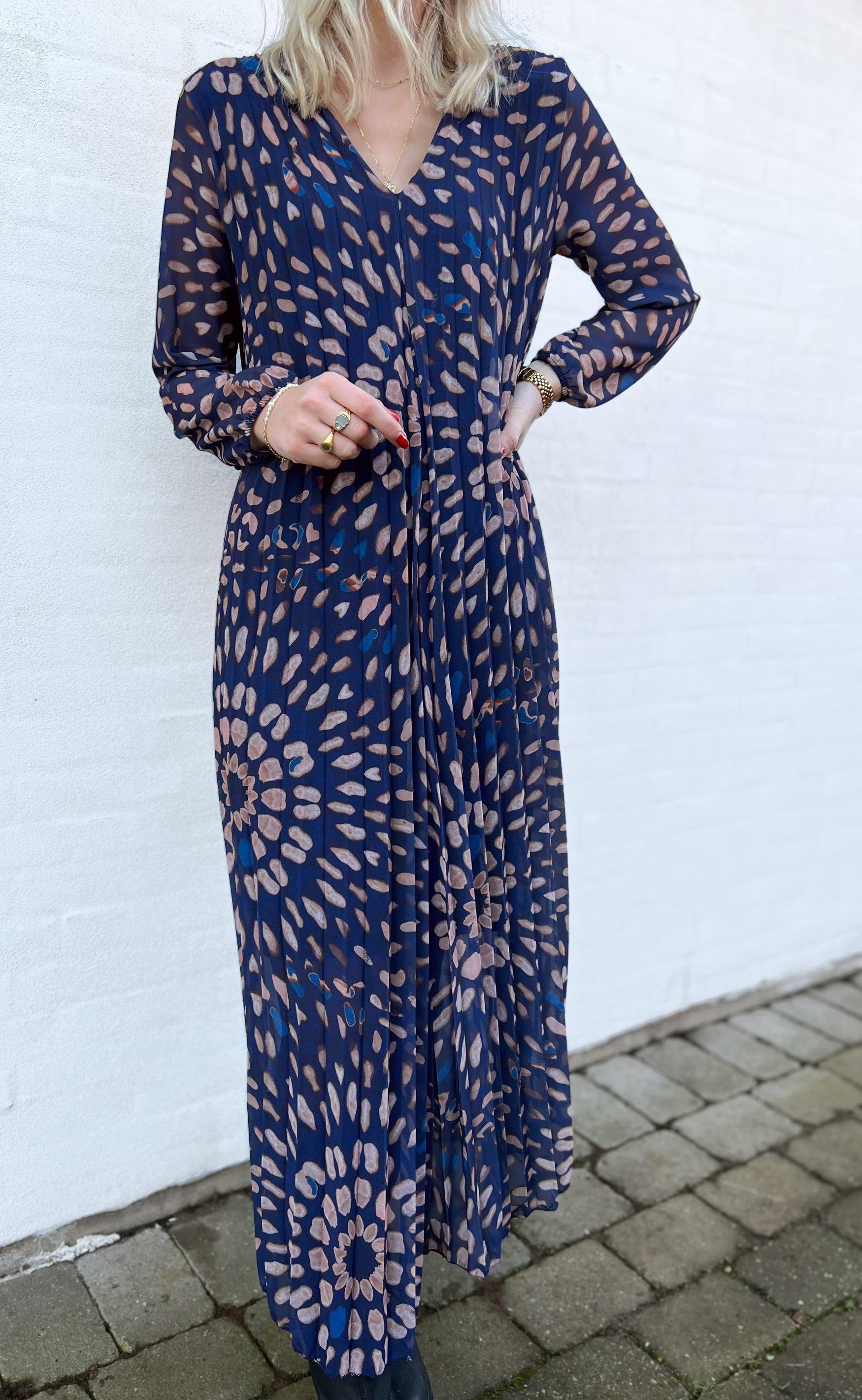 Say INA Copenhagen Kjole - Aya Plisse - Navy / Brown